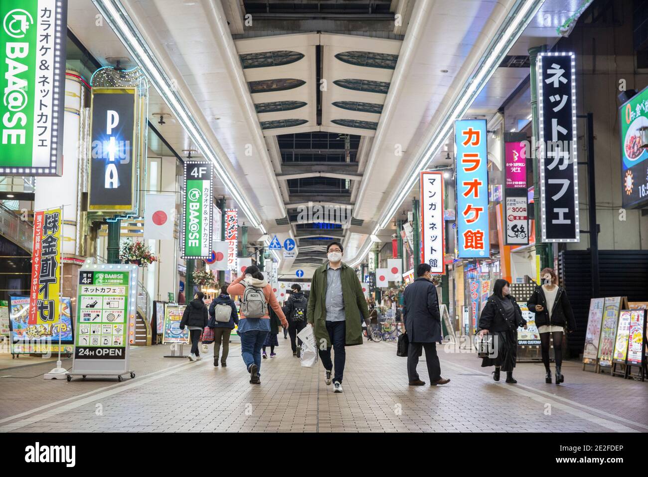 Kawasaki, Giappone. 13 gennaio 2021. Un pedone che indossa un facemask cammina sulla via Ginryugai a Kawasaki. Credit: SOPA Images Limited/Alamy Live News Foto Stock