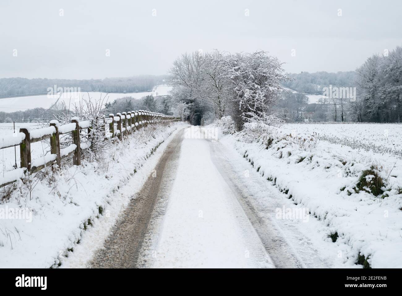 Cotswold strada di campagna nella neve di dicembre. Vicino Upper Slaughter, Cotswolds, Gloucestershire, Inghilterra Foto Stock