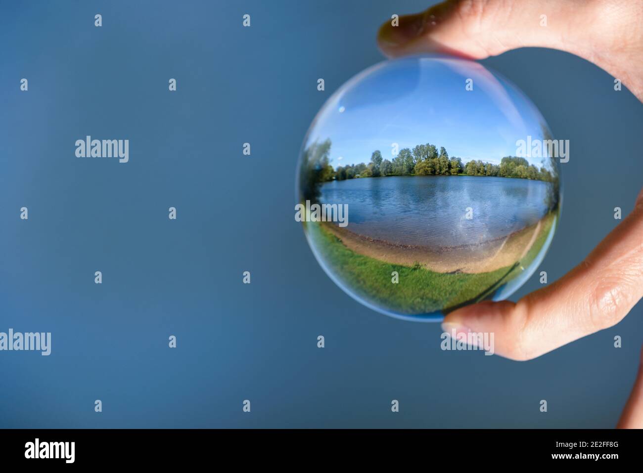 Concetto di conservazione ambientale per prendersi cura del pianeta con forma a globo che tiene la mano umana Foto Stock