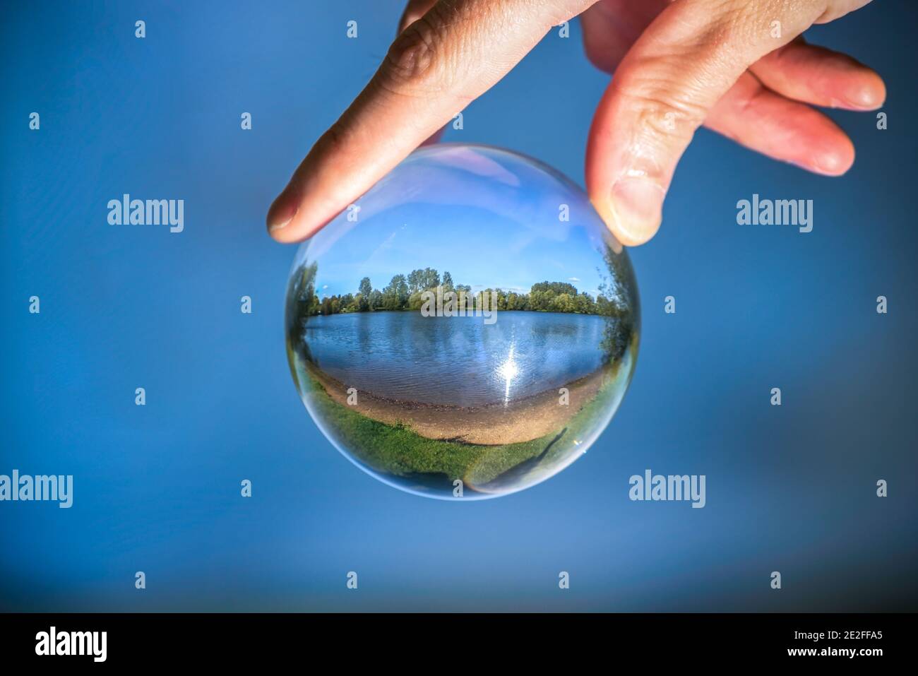 Concetto di conservazione ambientale per prendersi cura del pianeta con forma a globo che tiene la mano umana Foto Stock