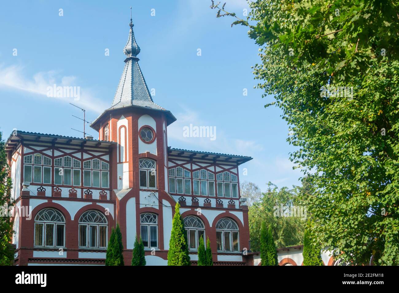 Svetlogorsk, regione di Kaliningrad, Russia - Settembre 2020: Antico castello con torre e guglia sul tetto. Bella architettura del 19 ° secolo. Foto Stock