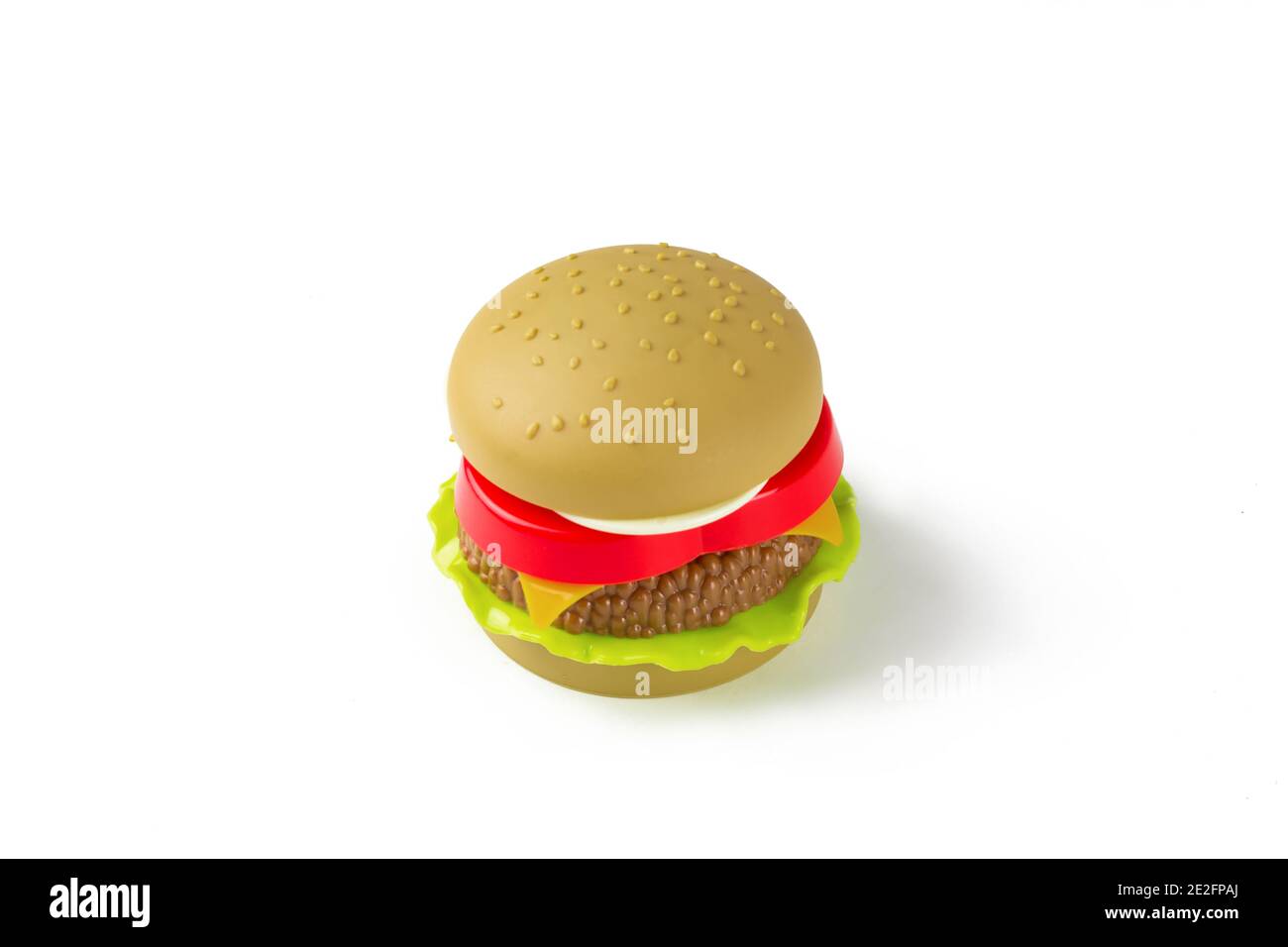 Hamburger giocattolo su sfondo bianco. Concetto di cibo artificiale nocivo Foto Stock