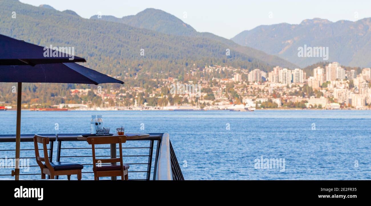 Tavolo in un ristorante con vista sul lungomare nel centro di Vancouver Harbour. Messa a fuoco selettiva, foto di viaggio, vista della strada Foto Stock