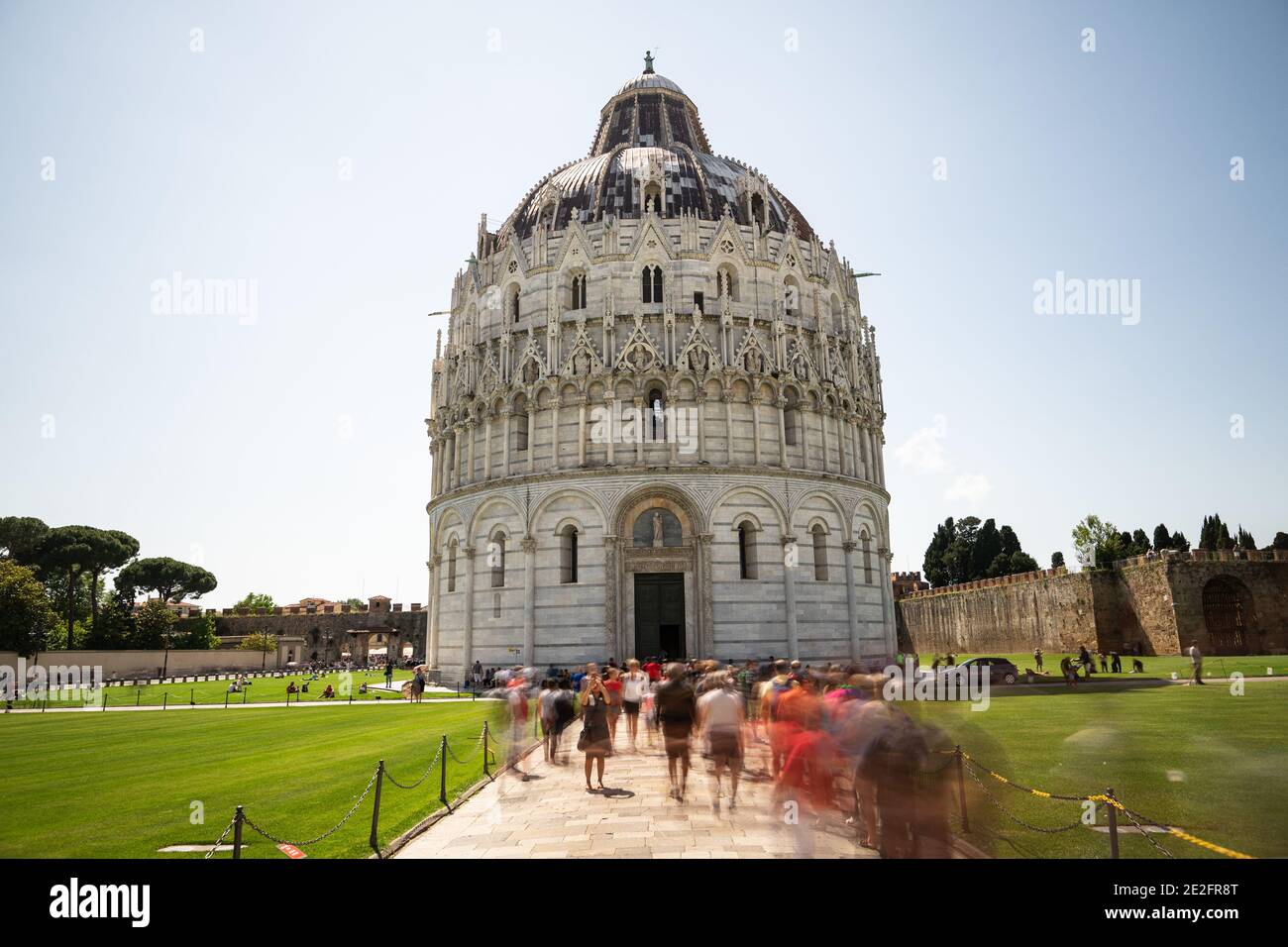 Intorno al Battistero di Pisa Foto Stock