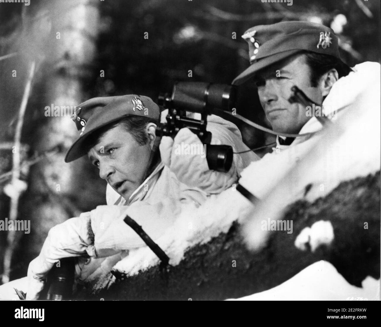 RICHARD BURTON e CLINT EASTWOOD in CUI LE AQUILE OSANO 1968 regista BRIAN G. HUTTON storia / sceneggiatura Alistair MacLean musica Ron Goodwin produttori Elliot Kastner e Jerry Gershwin Gershwin-Kastner produzioni / Winkast Film produzioni / Metro Goldwyn Mayer Foto Stock