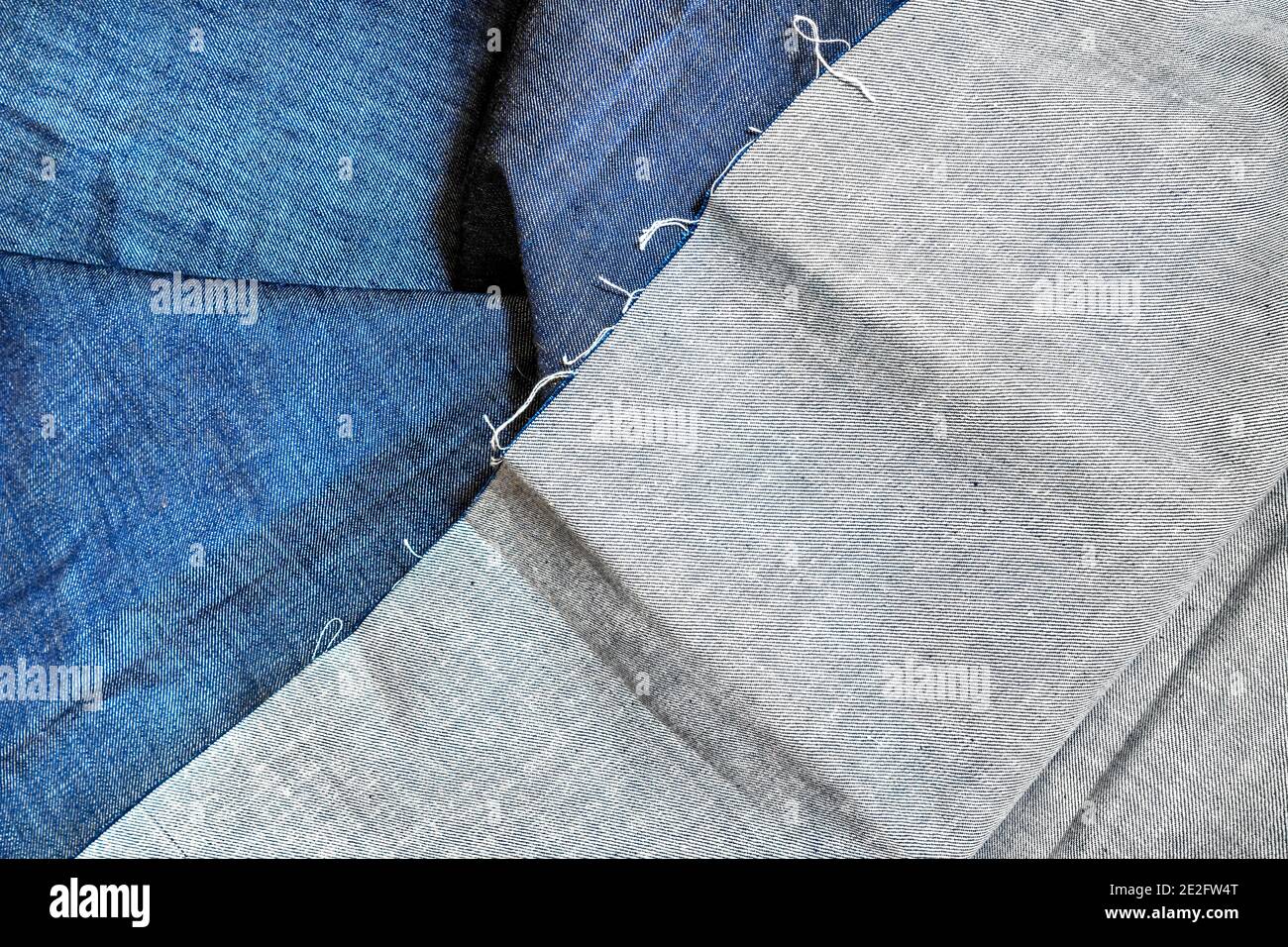 Tagliare e strappati blu denim. Textured sfondo da tagliare jeans tessuto Foto stock Alamy