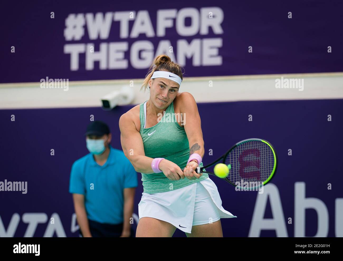 Aryna Sabalenka della Bielorussia in azione contro Veronika Kudermetova  della Russia durante la finale del torneo WTA 500 di Abu Dhabi WTA Women's  Tennis Open 13 il 2021 gennaio 2021 ad Abu