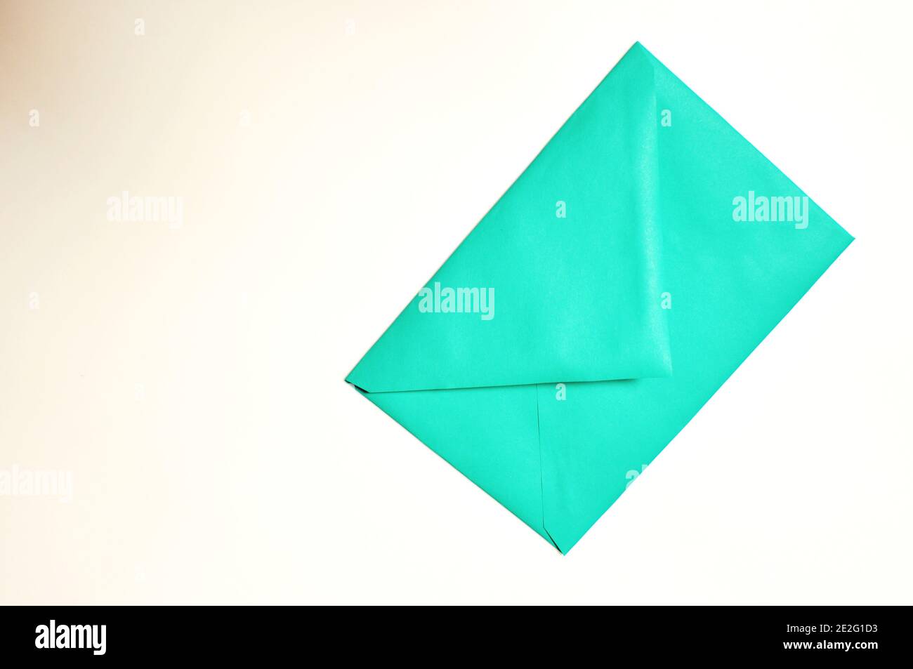 Busta verde vintage chiusa su sfondo bianco con spazio per la copia Foto Stock