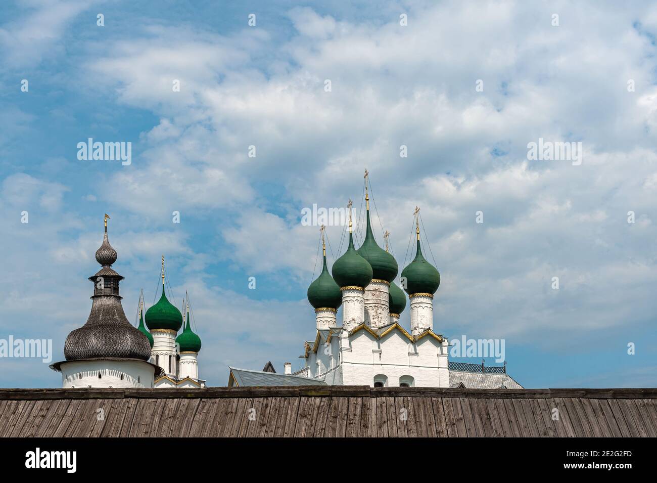 Rostov Veliky, regione di Yaroslavl, anello d'Oro della Russia. Le cupole della Chiesa della Resurrezione sono circondate dalle mura del Cremlino. Foto Stock