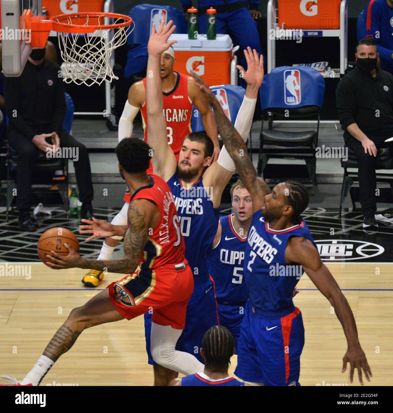 Los Angeles, Stati Uniti. 13 gennaio 2021. La guardia di New Orleans, Nickel Alexander-Walker, passa all'angolo dopo i difensori dei Los Angeles Clippers durante il quarto trimestre allo Staples Center di Los Angeles mercoledì 13 gennaio 2021. I Clippers sconfissero i Pellicani a mani corte 111-106. Foto di Jim Ruymen/UPI Credit: UPI/Alamy Live News Foto Stock