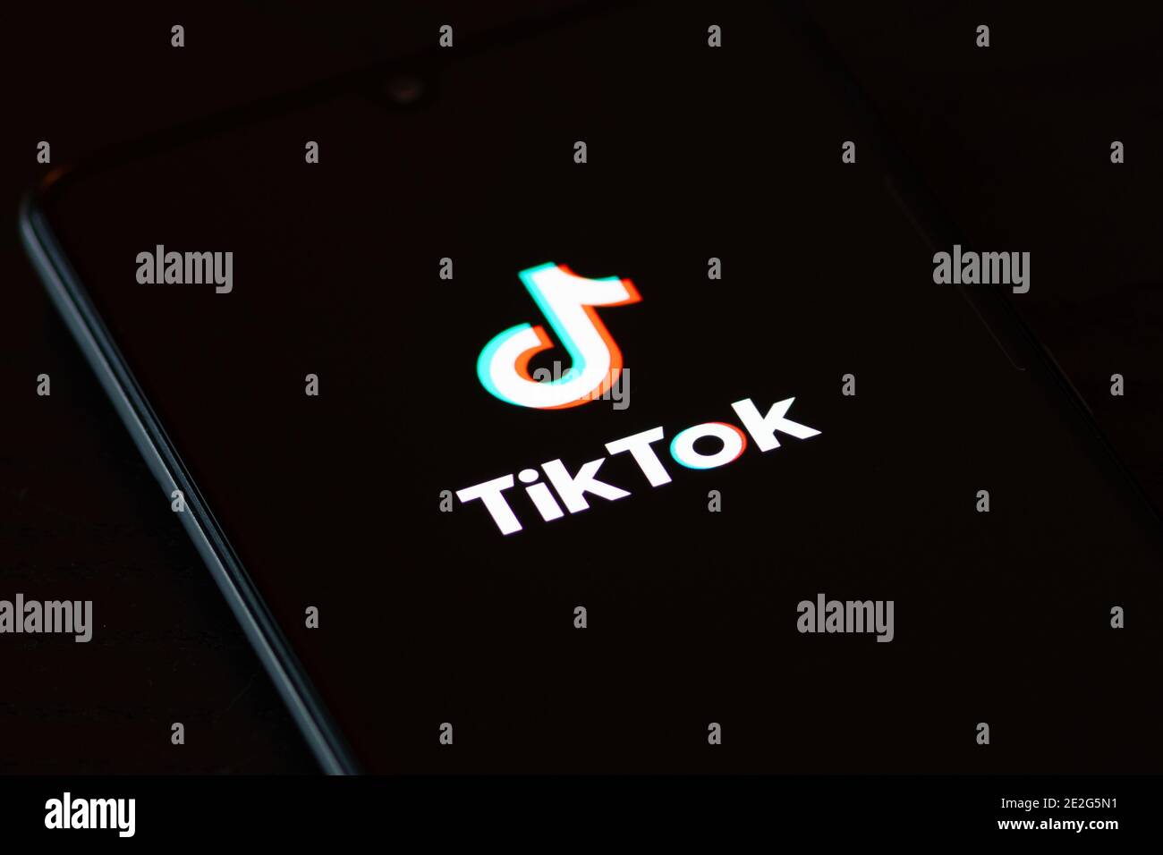 Logo TikTok, icona dell'app, logo visualizzato su uno smartphone Foto Stock