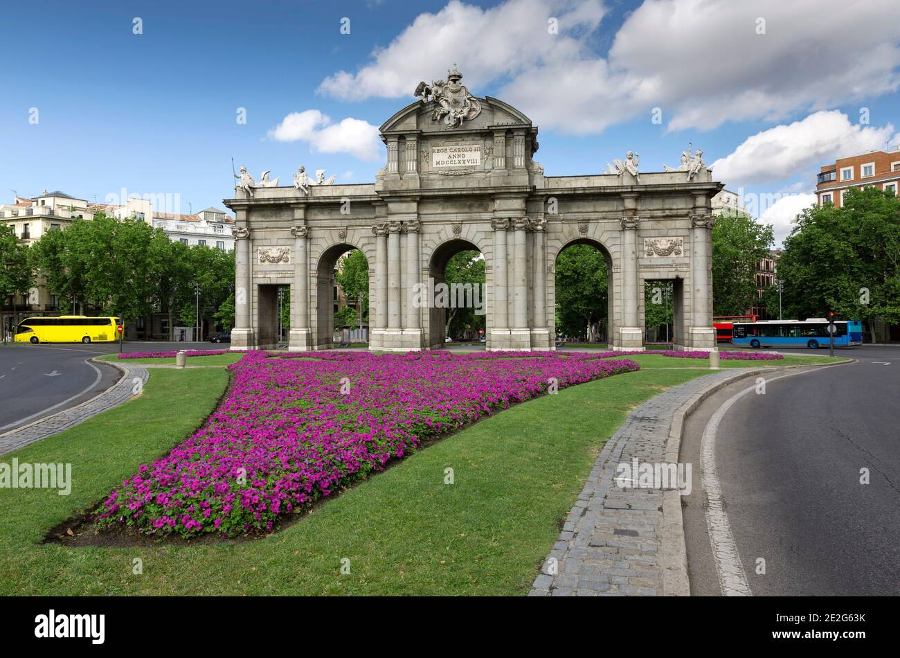 Vista sulla famosa Puerta de Alcala. Monumento storico nella città di Madrid, Spagna. Foto Stock