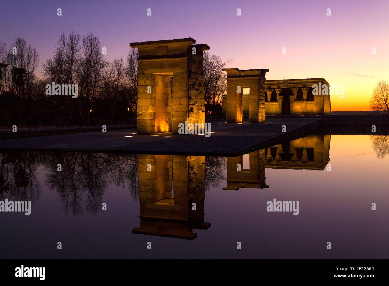 Tempio egiziano di Debod illuminato al tramonto e riflesso nell'acqua dello stagno. Madrid, Spagna. Spazio per il testo. Foto Stock