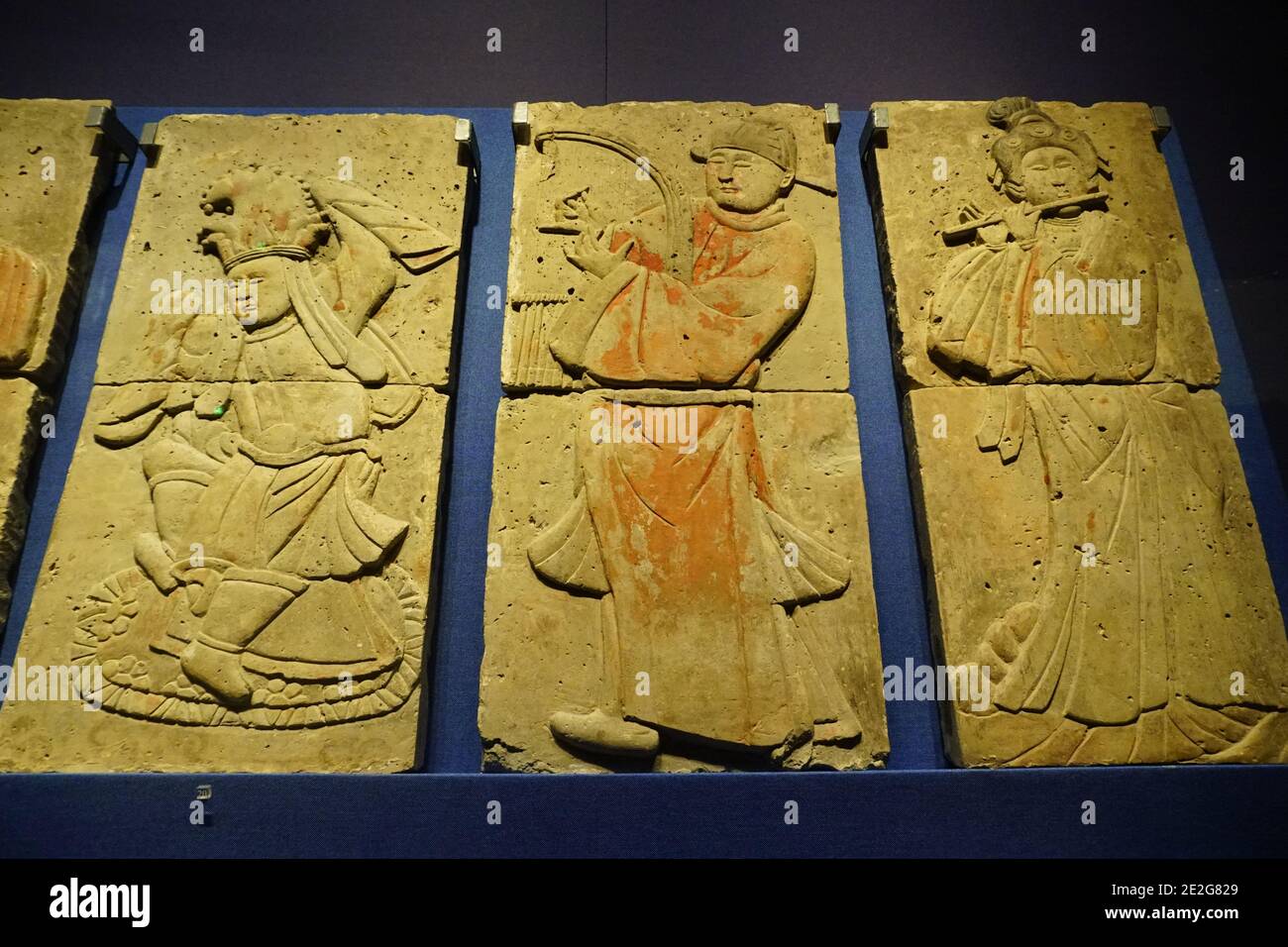 Mattoni dipinti con figure vivide che sono strumenti in esecuzione, reliquie della cinque dinastia (907-979), esposti nel museo storico Shaanxi Foto Stock