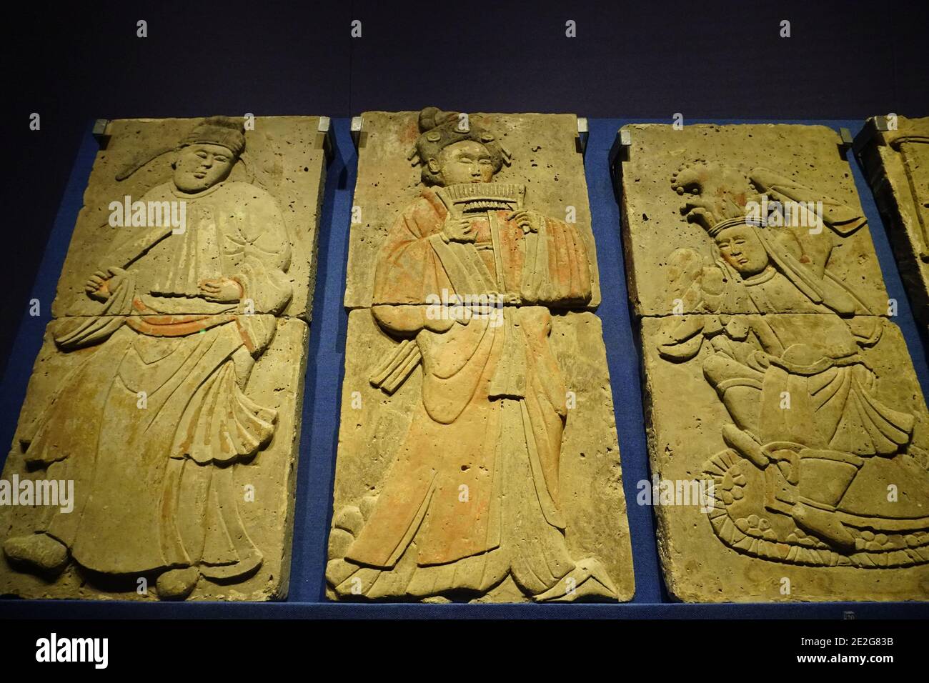 Mattoni dipinti con figure vivide che sono strumenti in esecuzione, reliquie della cinque dinastia (907-979), esposti nel museo storico Shaanxi Foto Stock