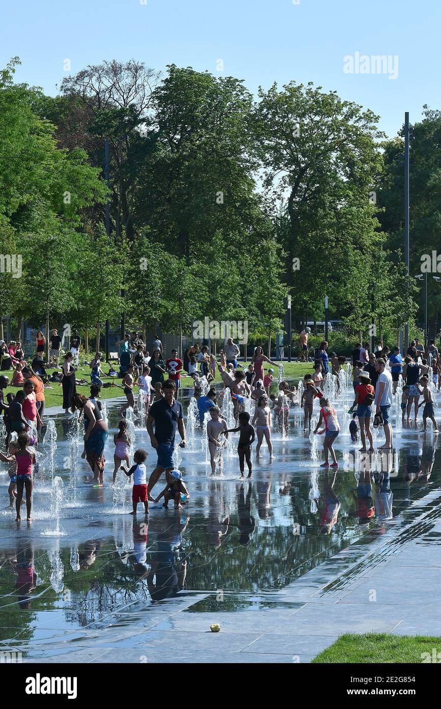Reims (Francia nord-orientale): Onda di calore il 25 giugno 2020. Le persone che si godono i getti d'acqua lungo la Jean-Louis Schneiter Promenade Foto Stock