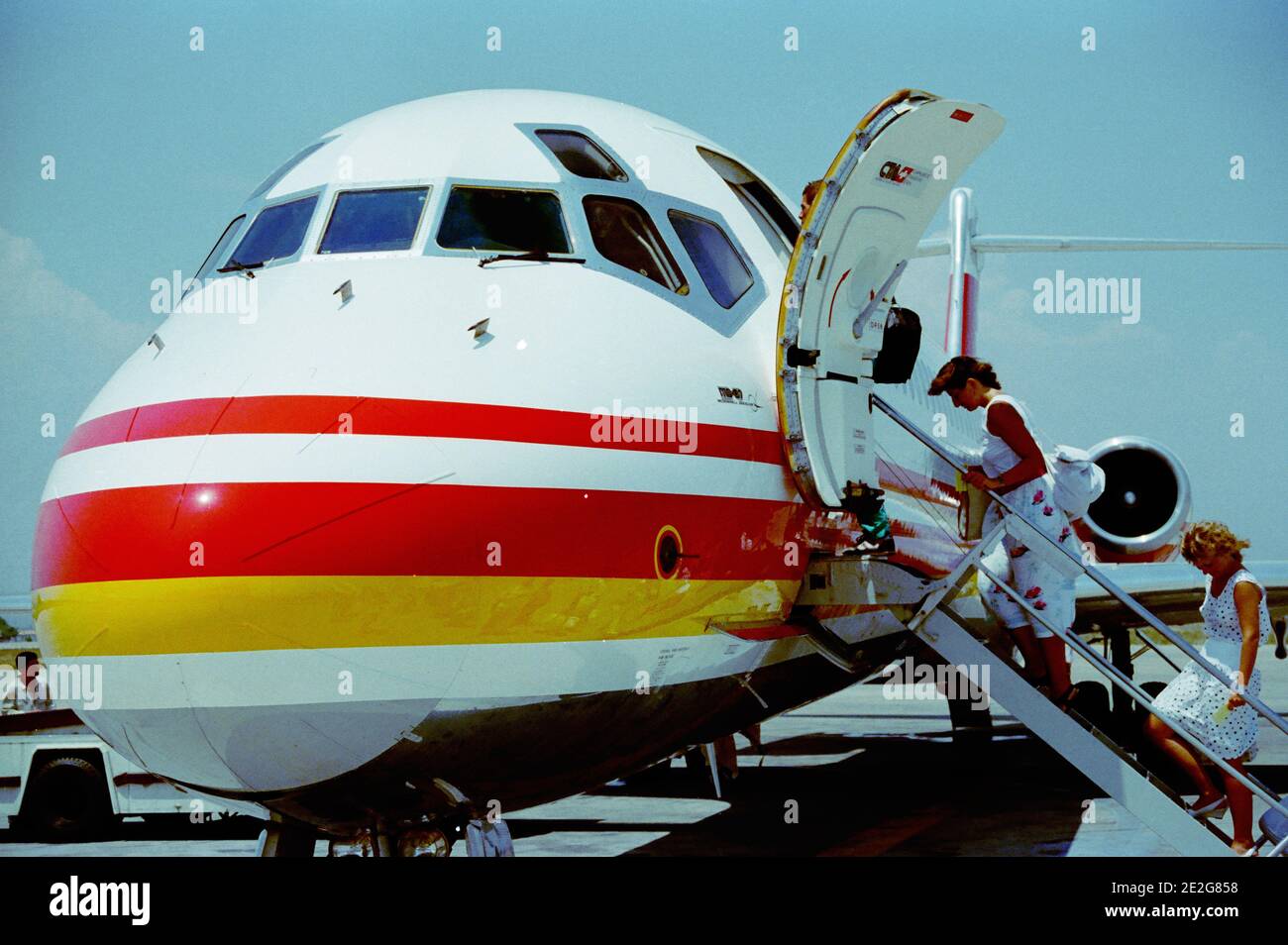 Un CTA svizzero McDonnell-Douglas MD-87 imbarco passeggeri ad Antalya, Turchia Foto Stock