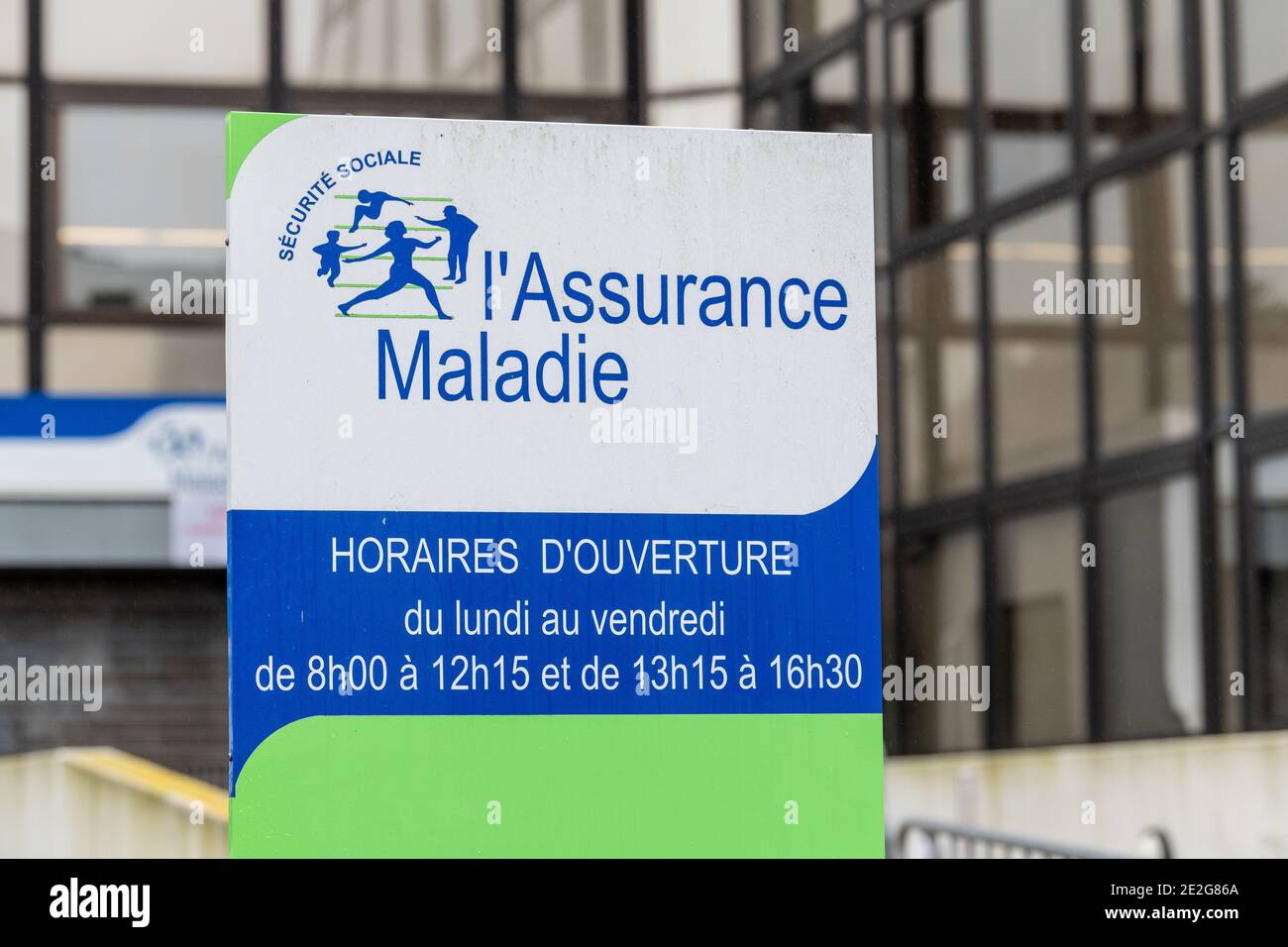 Calais, Francia - Gennaio 13,2020 : segnale di previdenza sociale . Ramo malattia chiamato Assurance Maladie è uno dei quattro rami con pensione, famiglia Foto Stock