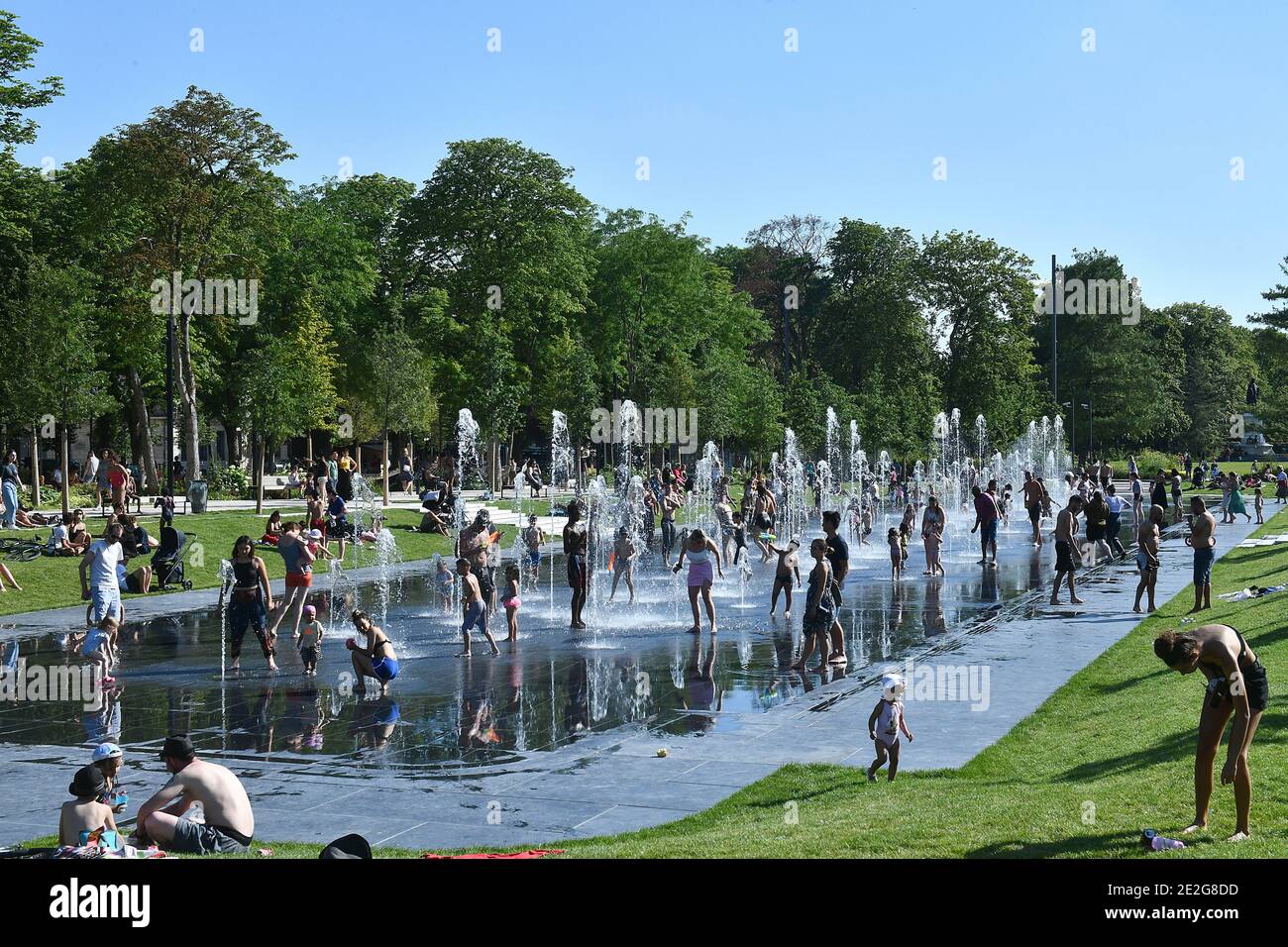 Reims (Francia nord-orientale): Onda di calore il 25 giugno 2020. Le persone che si godono i getti d'acqua lungo la Jean-Louis Schneiter Promenade Foto Stock