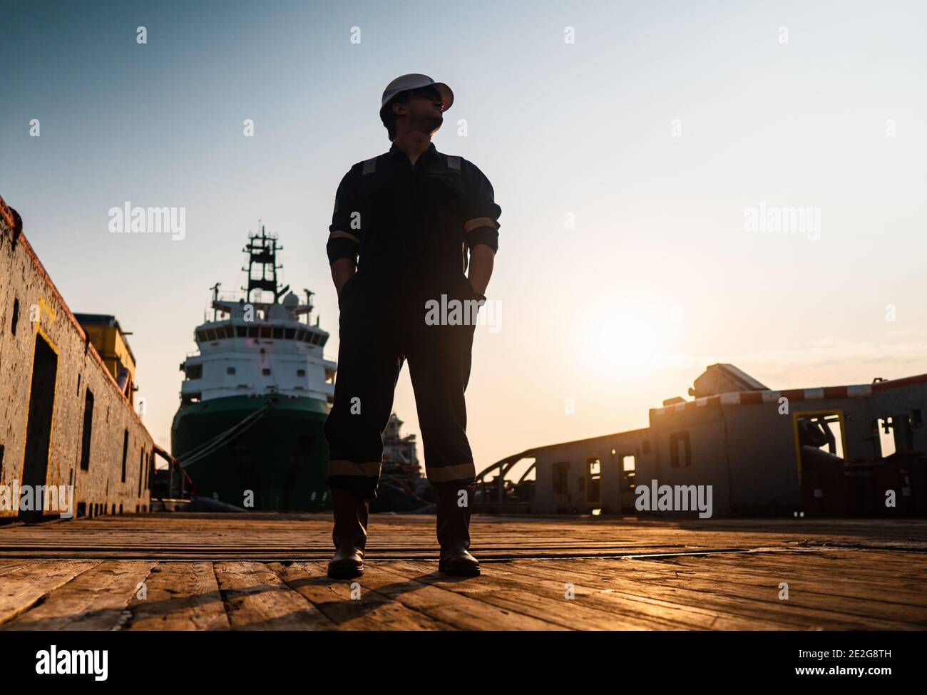 Marine ufficiale di coperta o di primo ufficiale di coperta sul ponte della nave in mare aperto o nave Foto Stock