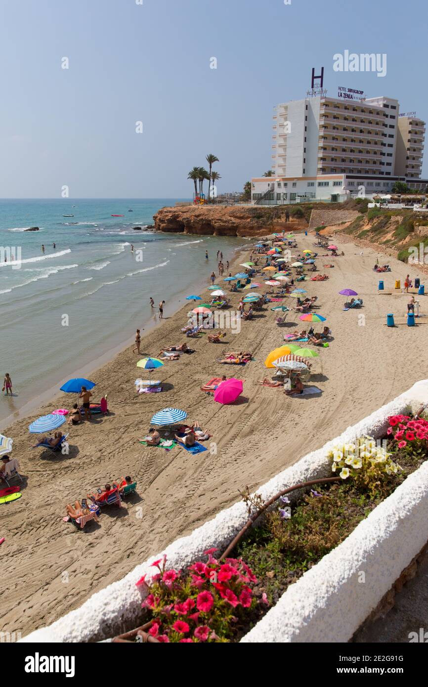 Playa Cala Cerrada Orihuela Spagna bella piccola spiaggia vicino a la Zenia sotto il sole estivo Foto Stock