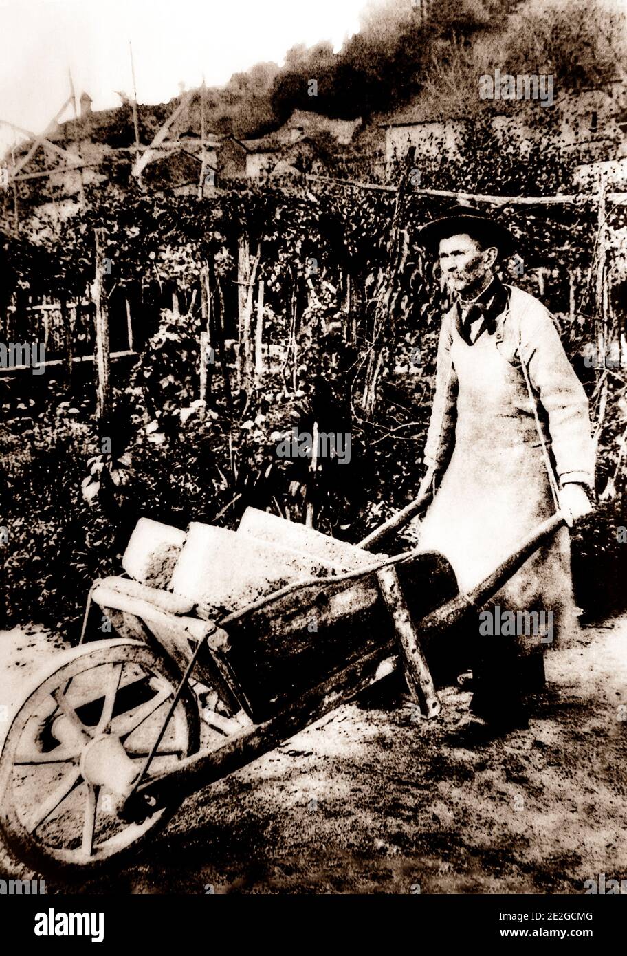 Ferdinand Cheval (1836-1924) lavora nella sua ispiratrice le Palais idéal. Più tardi conosciuto come Facteur Cheval, era un normale postino francese che trascorse trentatré anni della sua vita costruendo le Palais idéal (il 'Palazzo ideale') ad Hauterives, nel dipartimento di Drôme nel sud-est della Francia. Il Palazzo è considerato come uno straordinario esempio di architettura d'arte di naïve, la cui decorazione assomiglia ad aspetti della Sagrada Família di Gaudí. Foto Stock