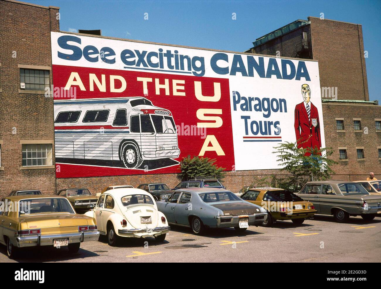 Stati Uniti, New York: Atmosfera in una strada del quartiere di Manhattan nel 1981. Paragon Tours Wall pubblicità: 'Vedere eccitante Canada e gli Stati Uniti Foto Stock