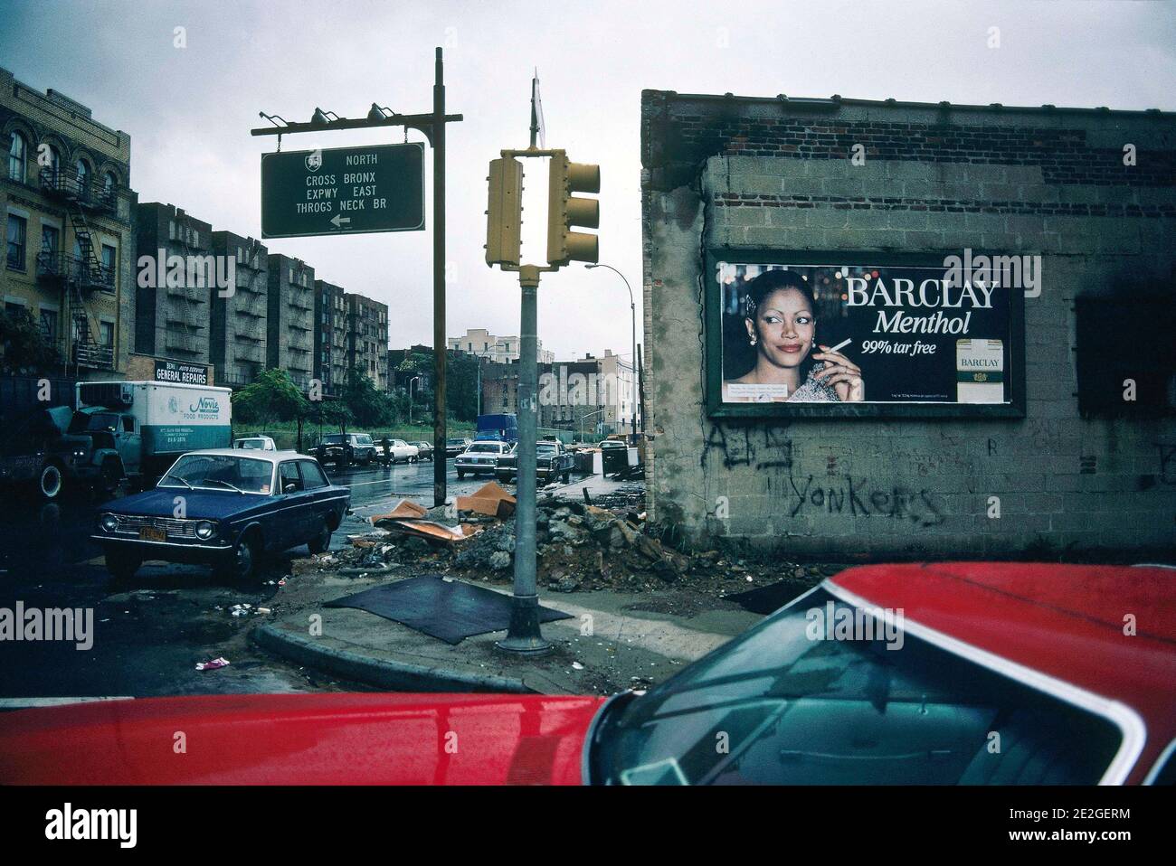 Stati Uniti, New York: Atmosfera in una strada del Bronx District nel 1981. Automobili, edificio abbandonato, Interstate 95 segno e annuncio per gli uomini Barclay Foto Stock