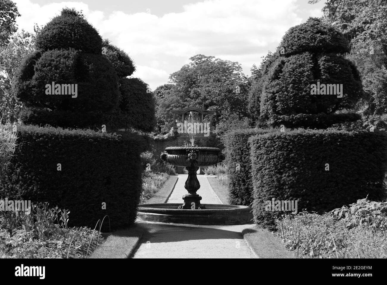 Vista monocromatica sull'acqua con Nymans House e Garden. Foto Stock