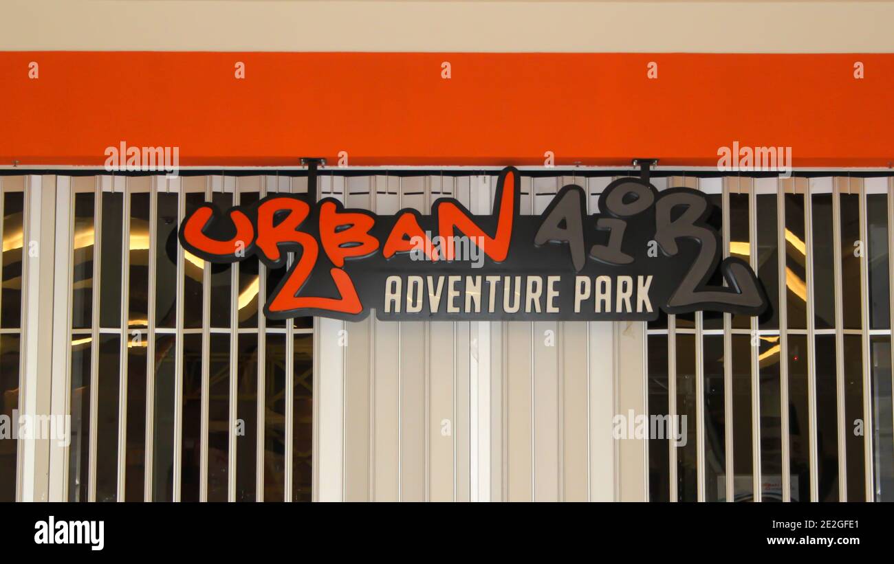 MIDDLETOWN, NY, STATI UNITI - 12 luglio 2020: Segnale d'ingresso anteriore del Urban Air Adventure Park con cancelli chiusi a chiave Foto Stock MIDDLETOWN, NY, STATI UNITI - 12 luglio 2020: Segnale d'ingresso anteriore del Urban Air Adventure Park con cancelli chiusi a chiave Foto Stock