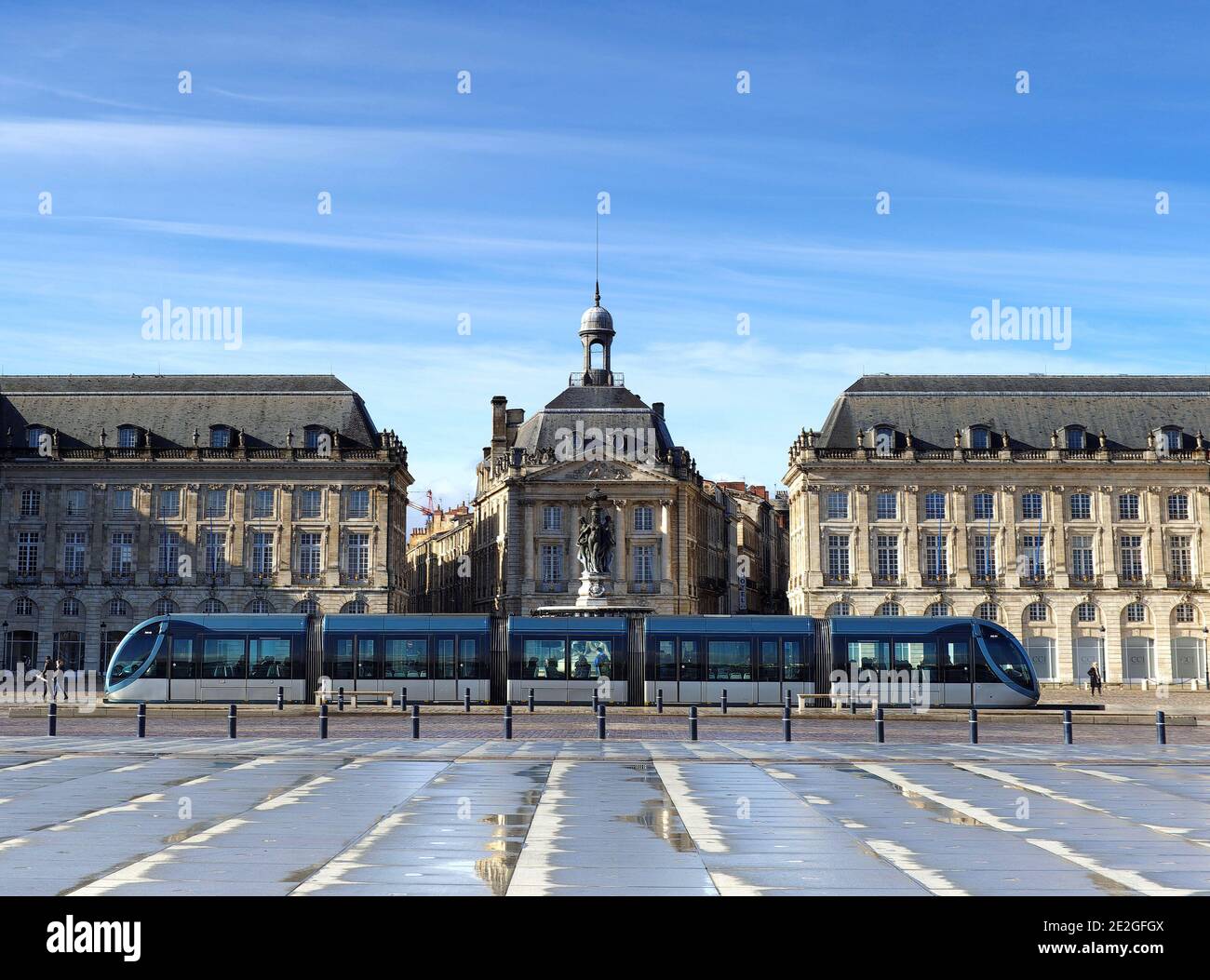 Bordeaux (Francia sud-occidentale): Tram in piazza 'Place de la Bourse' Foto Stock