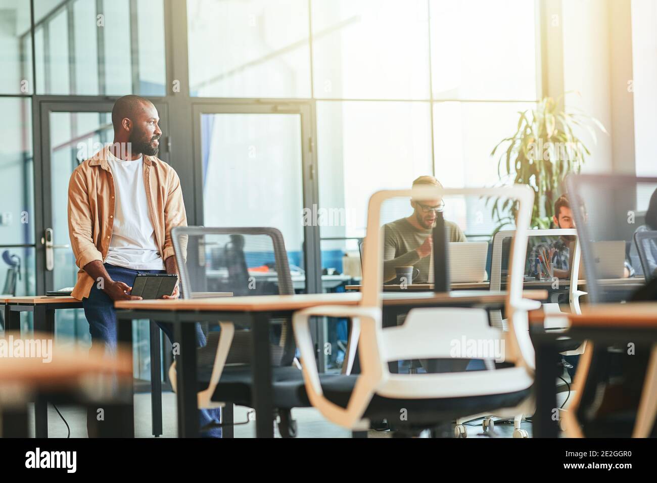 Bell'uomo afro-americano in uno spazio di lavoro Foto Stock
