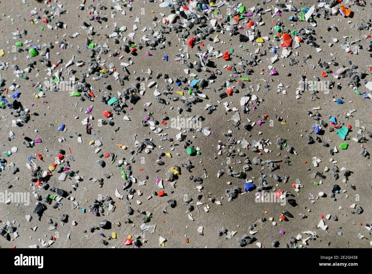 Vetri multicolore sulla sabbia Foto Stock