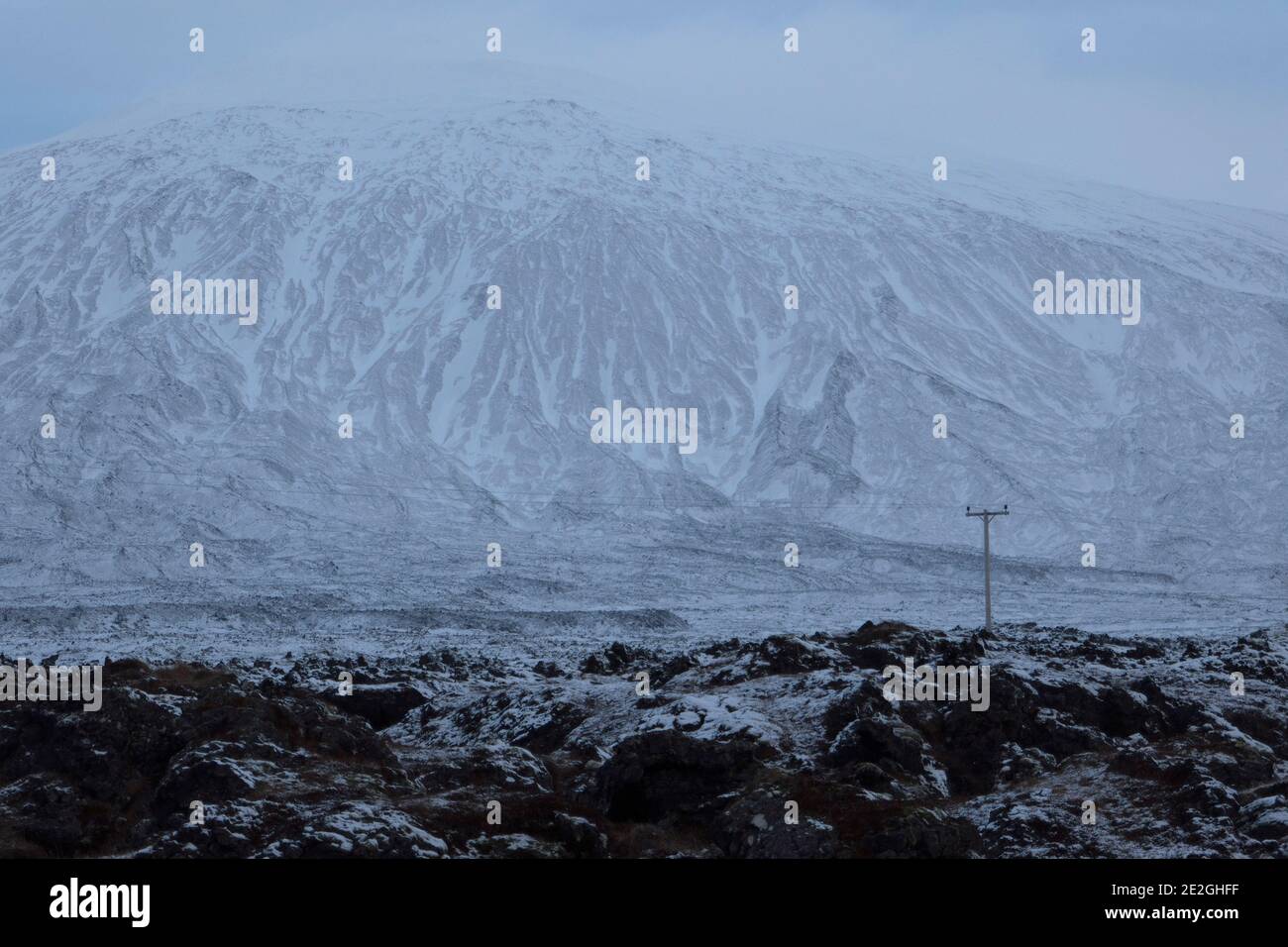 Aspro e remoto paesaggio roccioso nevoso di montagna, Sn fellsj kull, Islanda Foto Stock