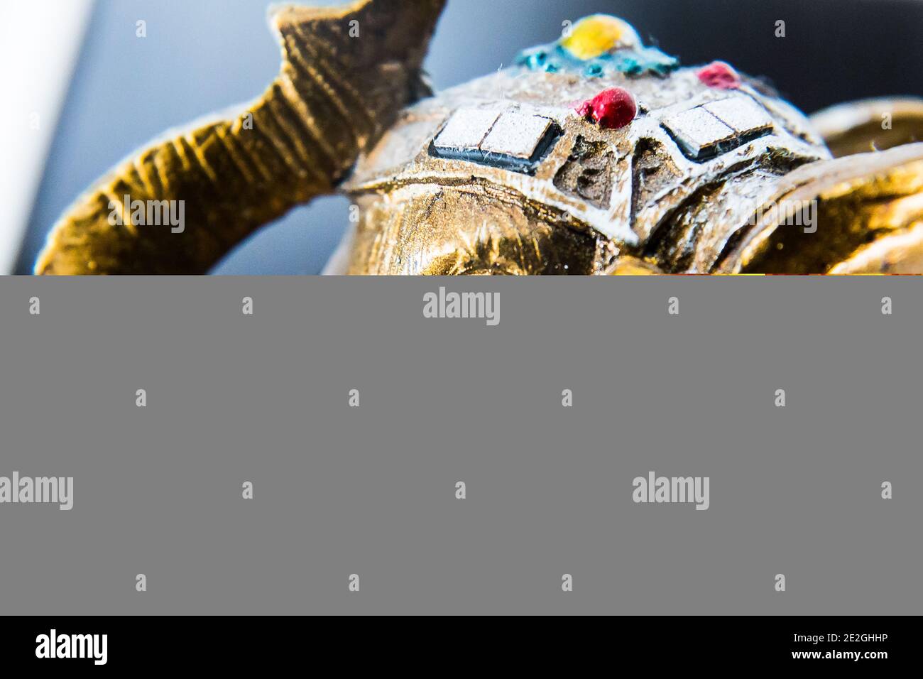 Primo piano di una bella scultura di elefante di colore dorato con colorato decorazioni Foto Stock