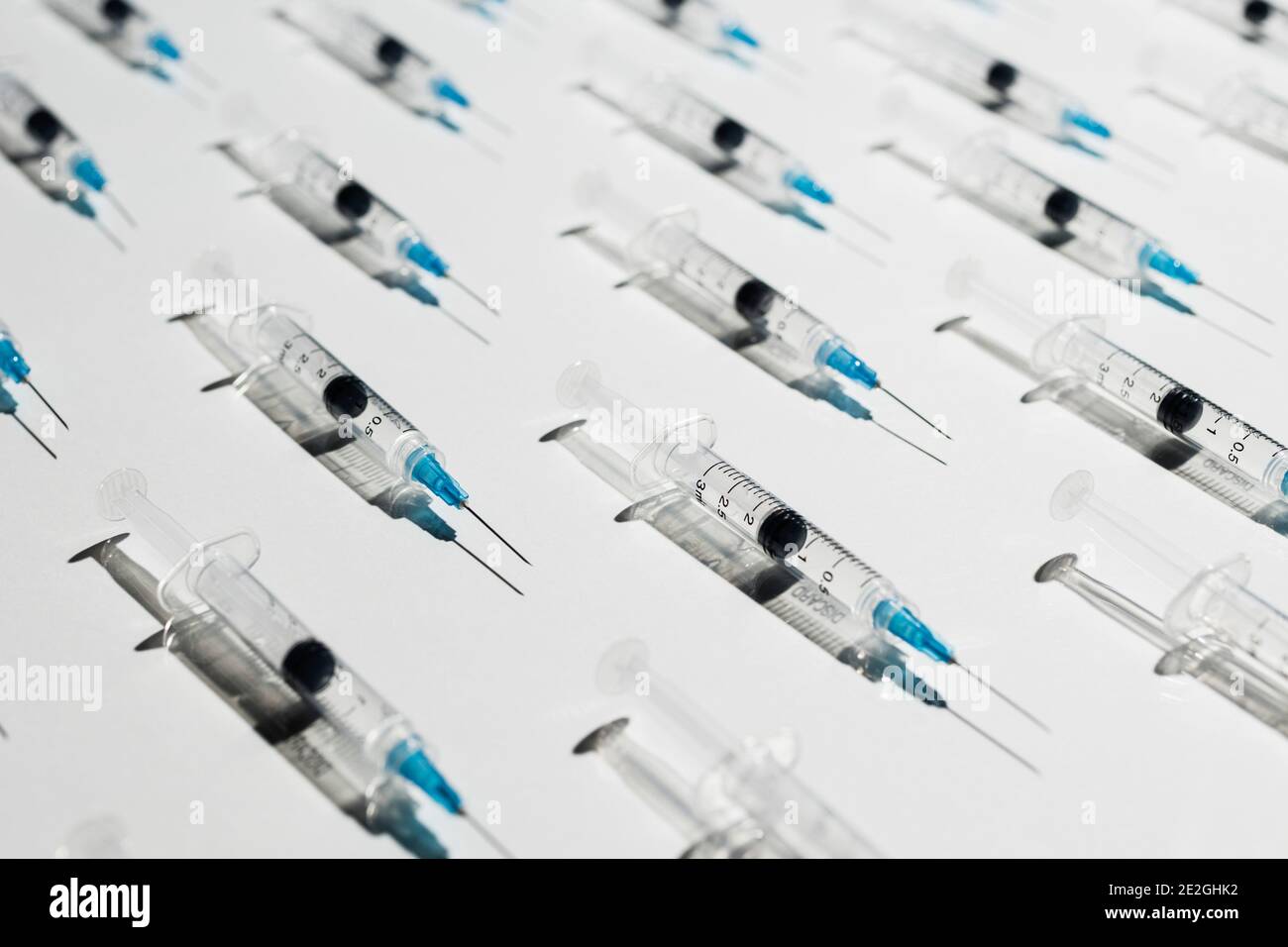 Siringhe di vaccino COVID-19 su fondo bianco Foto Stock