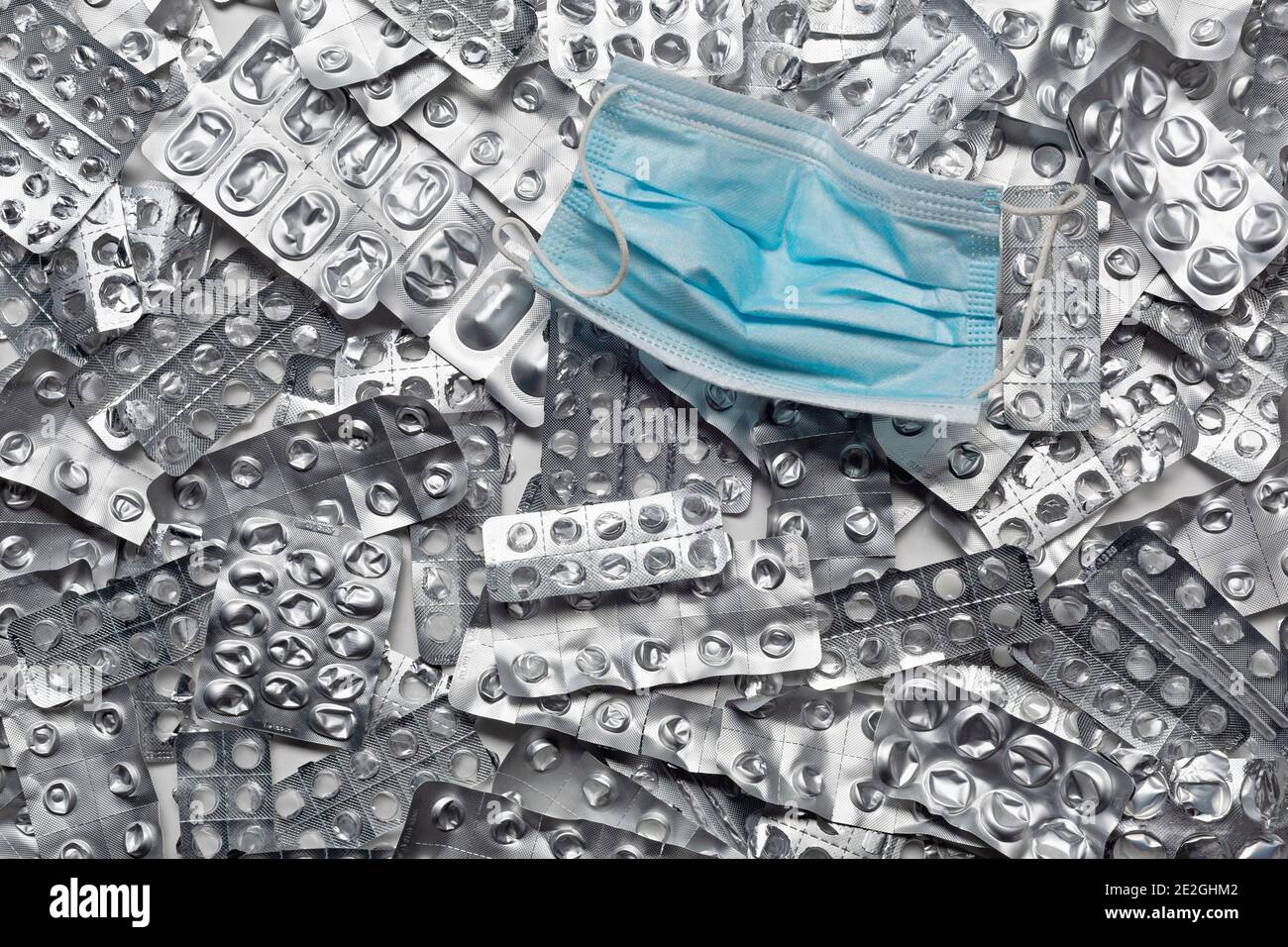 Maschera facciale protettiva su pile di blister Foto Stock