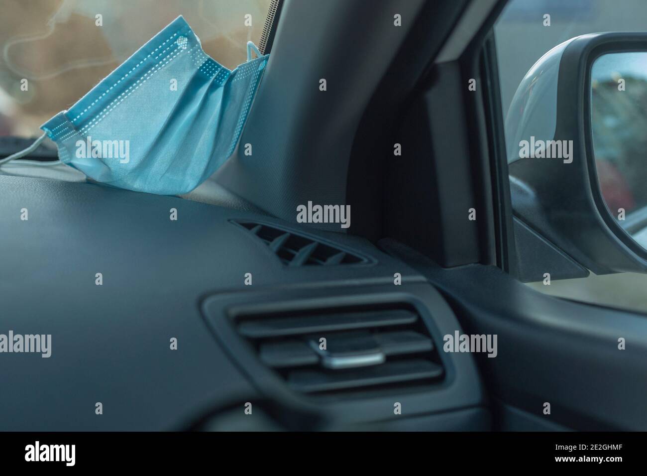 Maschera protettiva sul cruscotto dell'auto Foto Stock