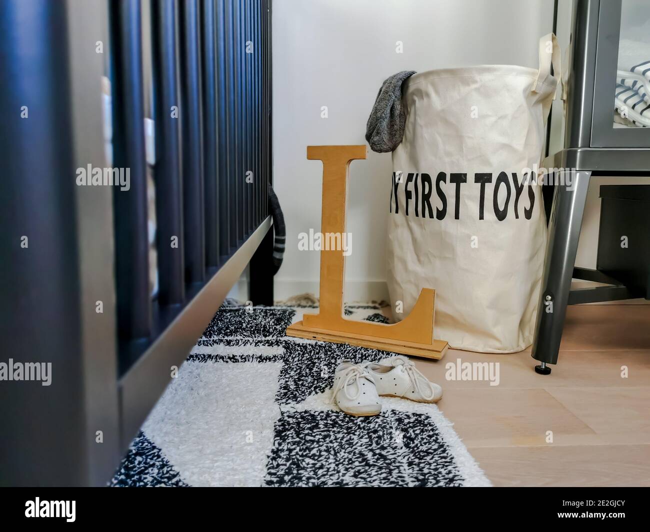 Baby sery bianco e nero contemporaneo con un grande sacchetto di conservazione per i giocattoli. Foto Stock