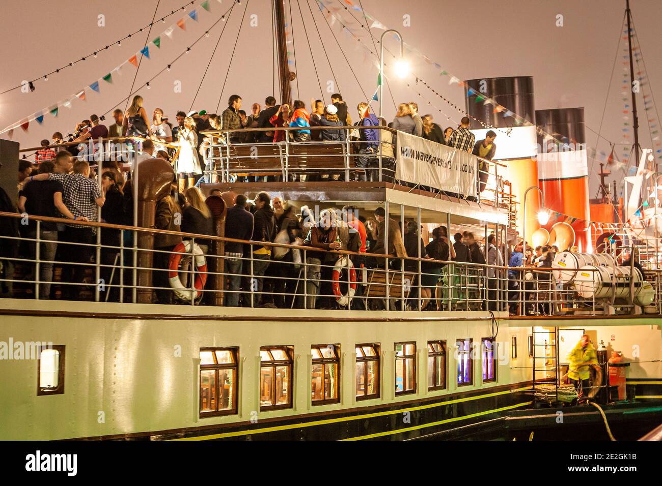 Festa in barca sul Tamigi a bordo del Waverley, Londra Foto Stock