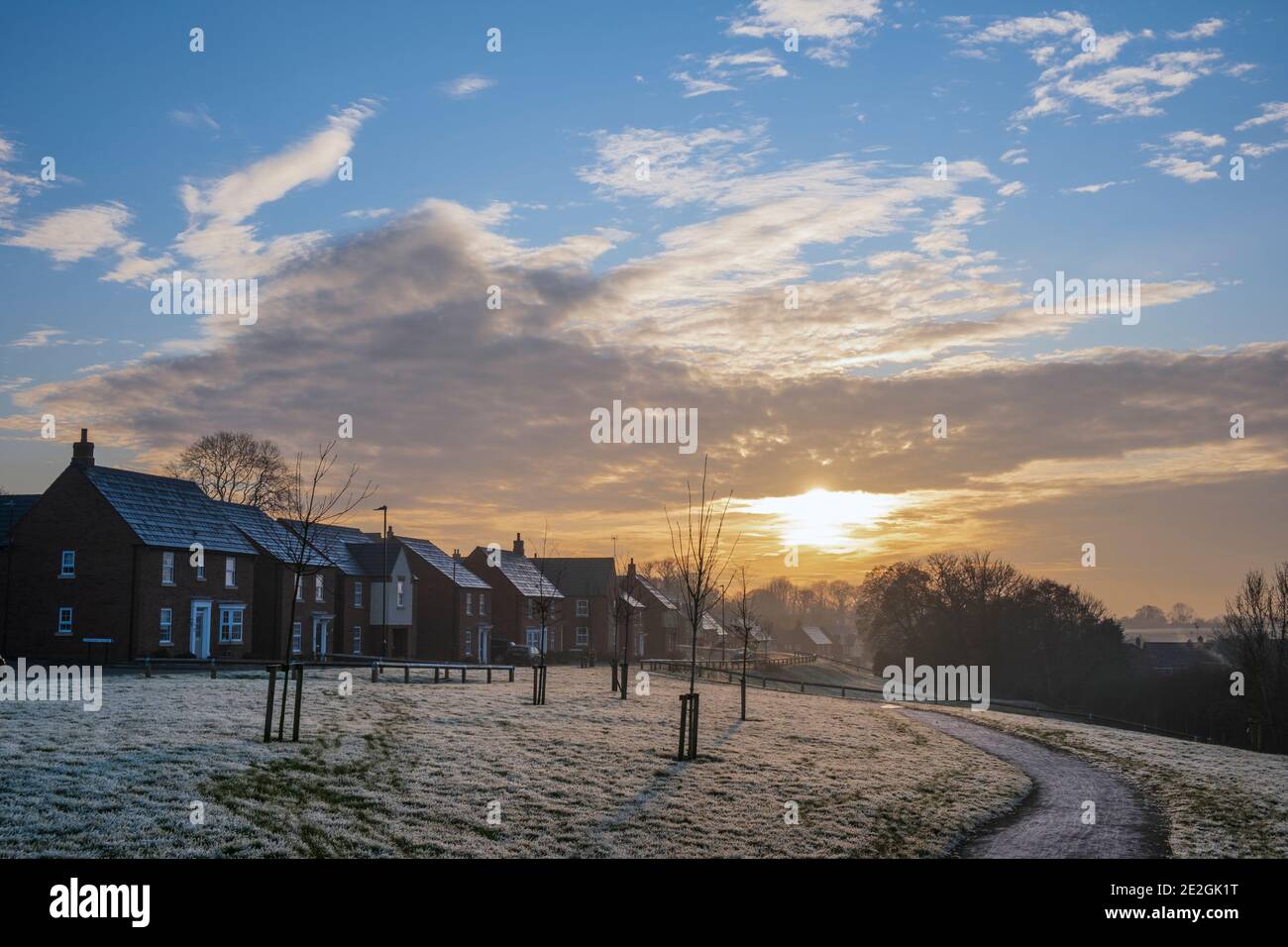 Tramonto su un nuovo sviluppo di alloggi ad Ashbourne, Derbyshire Foto Stock