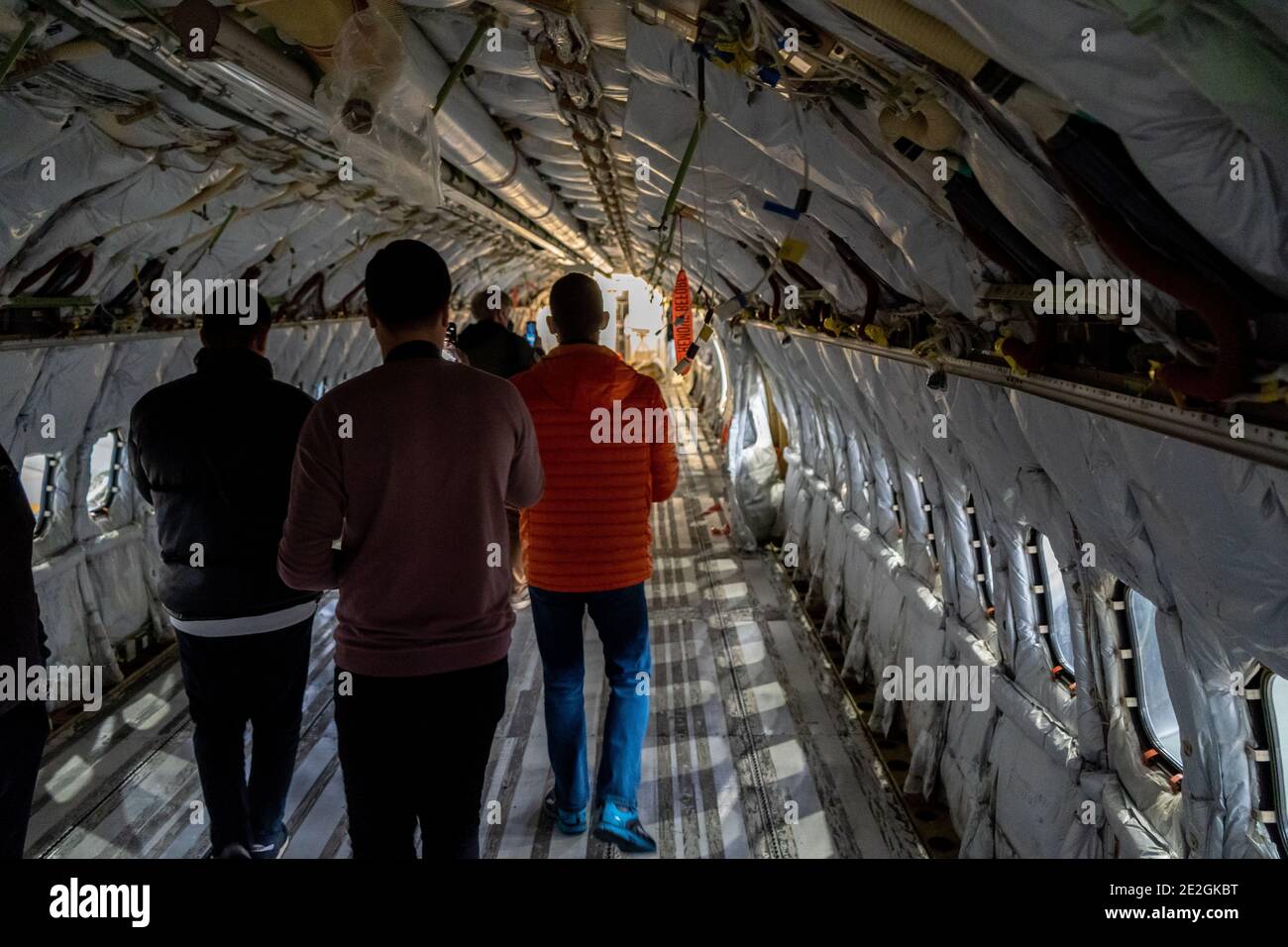 Ucraina, Kiev - 25 novembre 2020: Assemblaggio di un aereo passeggeri. Manutenzione, diagnostica e riparazione. All'interno del piano. Messa a fuoco selettiva. Il piano è Foto Stock