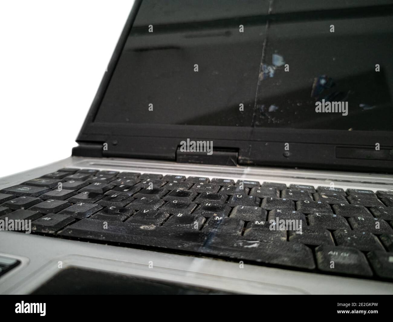 Vista in primo piano del vecchio laptop rovinato con tastiera sporca Foto Stock