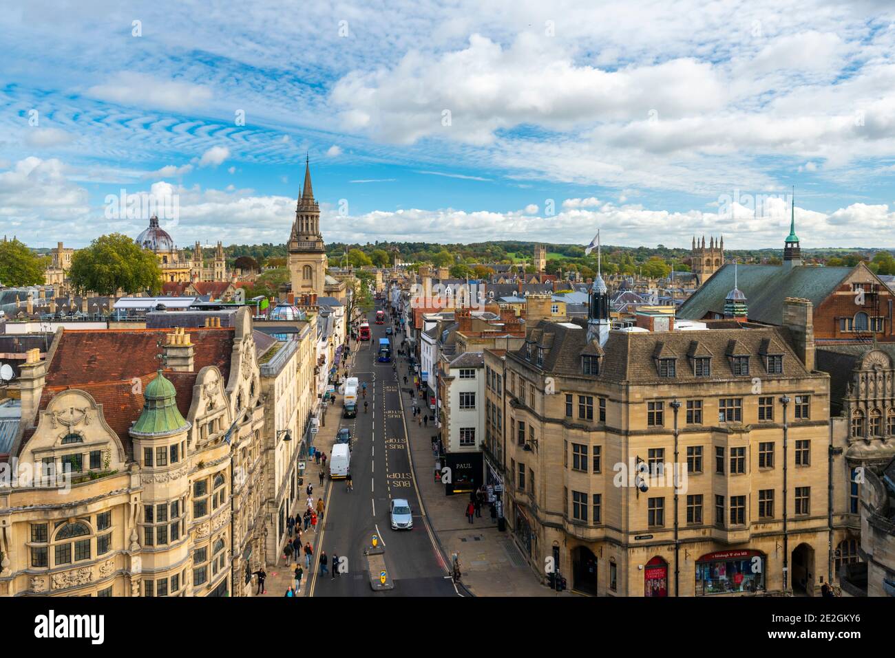 Vista su Oxford High Street dalla Carfax Tower. Oxford, Inghilterra. Foto Stock