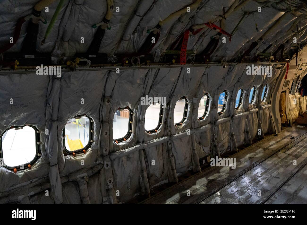 Ucraina, Kiev - 25 novembre 2020: Assemblaggio di un aereo passeggeri. Manutenzione, diagnostica e riparazione. All'interno del piano. Messa a fuoco selettiva. Il piano è Foto Stock