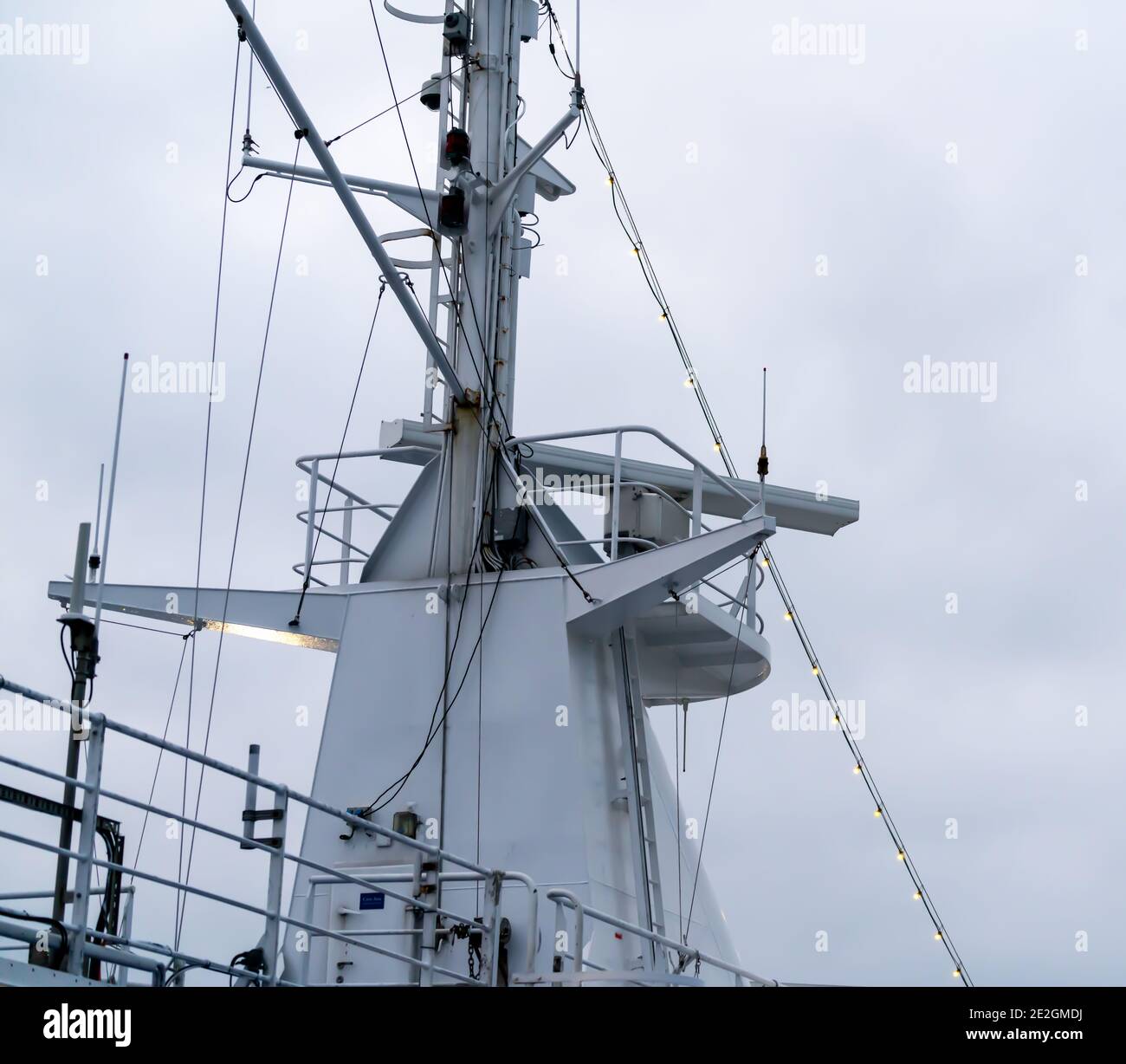 Radar e montante di comunicazione su una nave di grandi dimensioni. Foto Stock