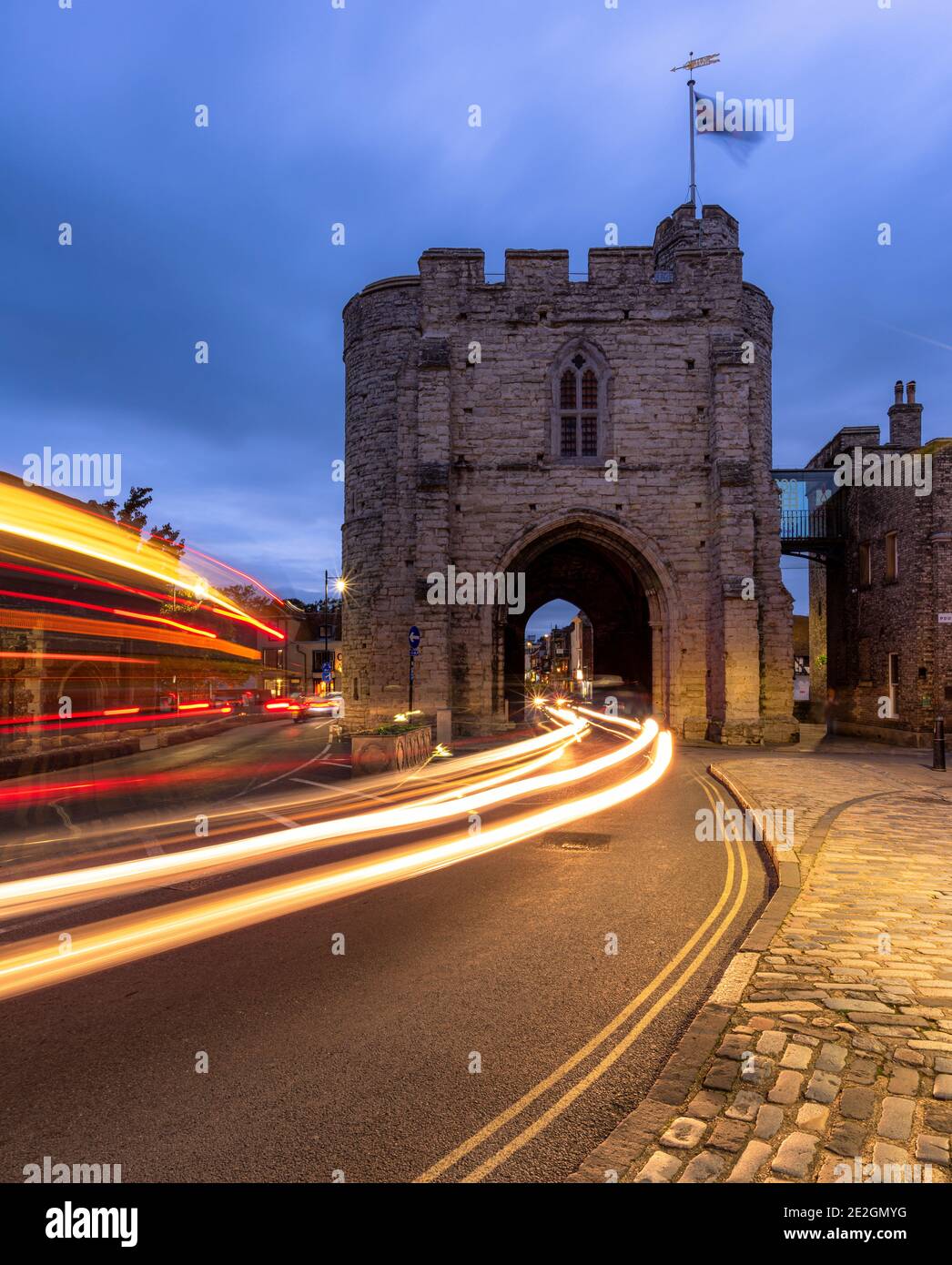 Westgate Towers al crepuscolo; una gatehouse medievale a Canterbury, Kent. Foto Stock