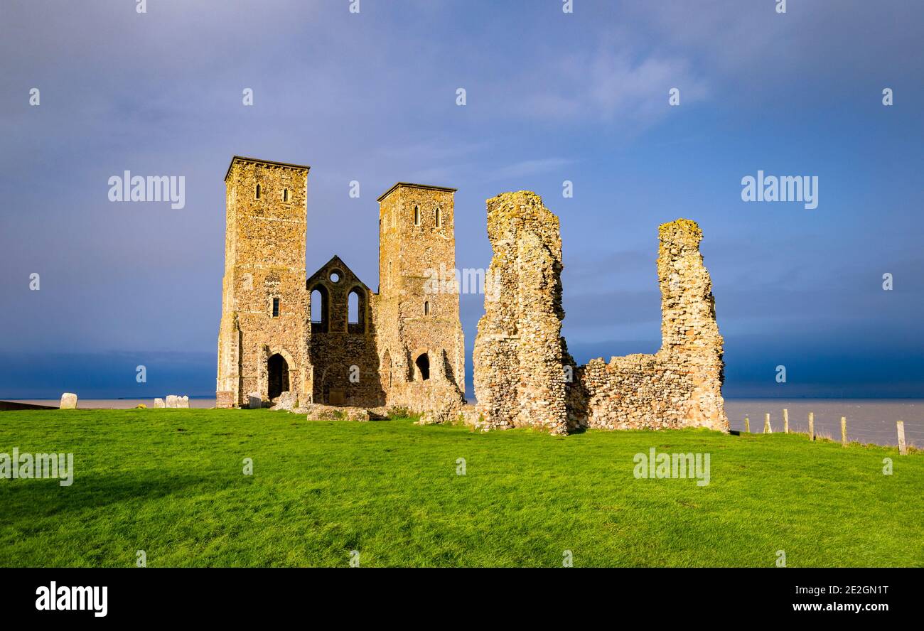 Luce tempesta a Reculver Towers; una chiesa medievale e sito di un forte romano sulla costa nord del Kent. Foto Stock