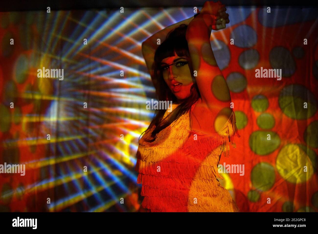 Girl Dancing nel nightclub con lampada lavica illuminazione attrezzature a Londra, Regno Unito Foto Stock