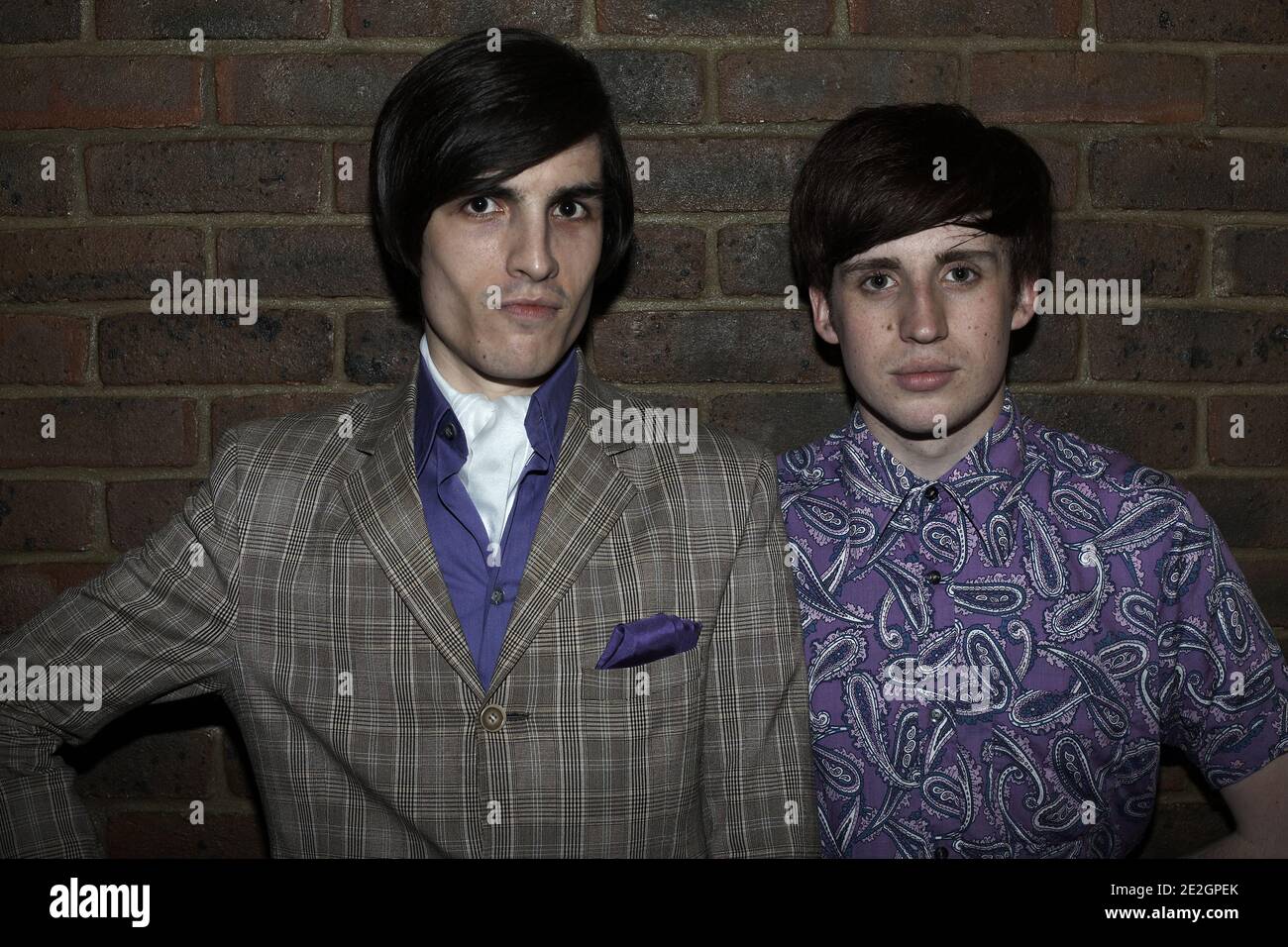 GRAN BRETAGNA / Inghilterra / Londra /due giovani che indossano abiti retrò anni '60 in posa in club . Foto Stock